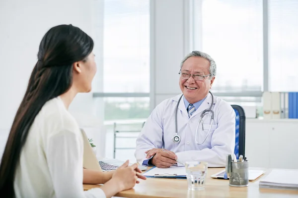 Mulher tendo consulta com seu médico — Fotografia de Stock