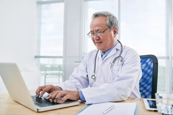 Praktiker arbeitet am Laptop — Stockfoto