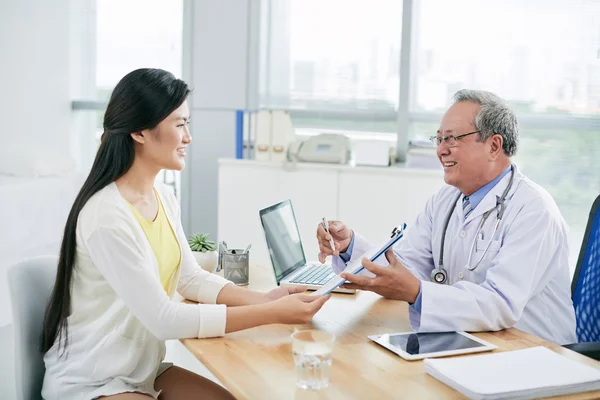 Médecin consultant femme — Photo