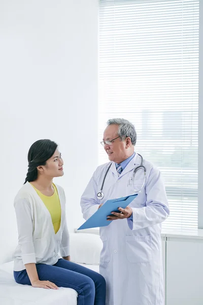 Médico explicando prescrição para seu paciente — Fotografia de Stock