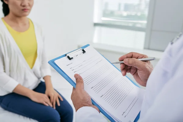 Doctor feeling medical history — Stock Photo, Image