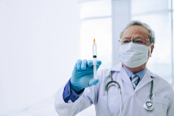 Doctor ready to make injection — Stock Photo, Image