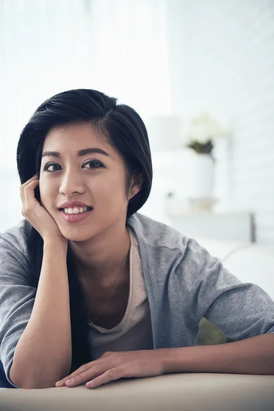 Jeune femme au repos à la maison — Photo