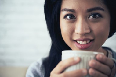 Sabahları kahve içen kadın.