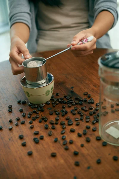 Mãos de mulher fazendo café — Fotografia de Stock