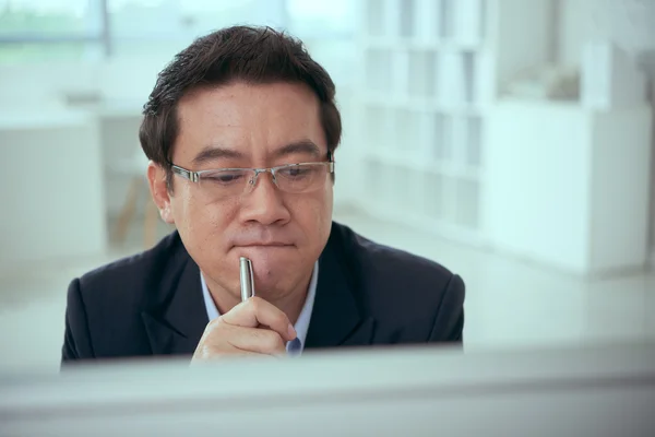 Hombre de negocios mirando la pantalla de la computadora —  Fotos de Stock