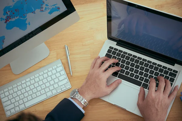 Uomo d'affari che lavora su laptop — Foto Stock