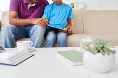 Baba oğul tablet kullanmayı öğretme