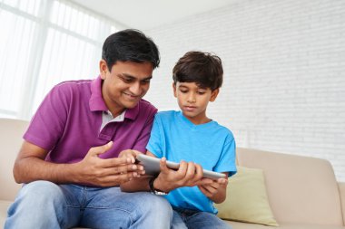 Baba ve çocuk tablet bilgisayar kullanarak 