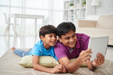 Baba ve oğul çizgi film izlerken 