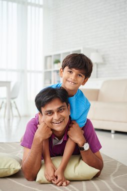 Baba oğul eğleniyor.