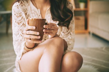 kadın büyük fincan çikolata ile 