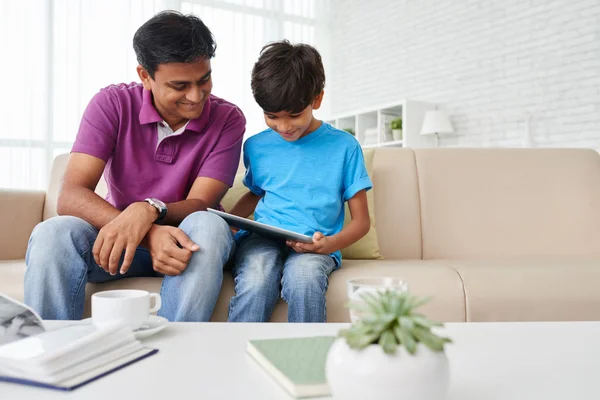 Отец и сын делают домашнее задание вместе — стоковое фото