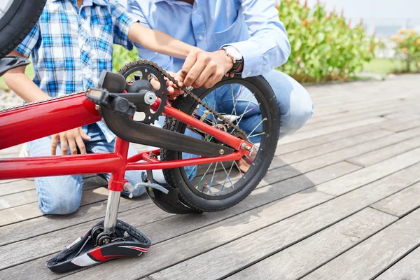 아버지와 아들 자전거의 타이어를 확인 — 스톡 사진