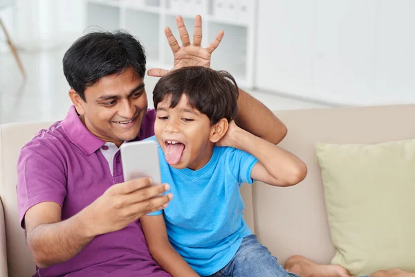 Padre e figlio prendere selfie — Foto Stock