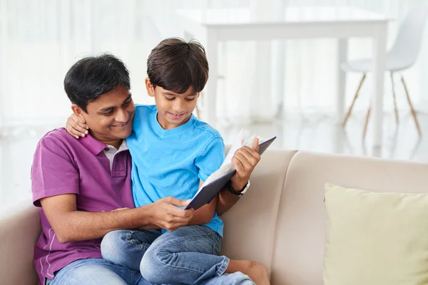 Vater liest seinem Kind ein Buch vor — Stockfoto