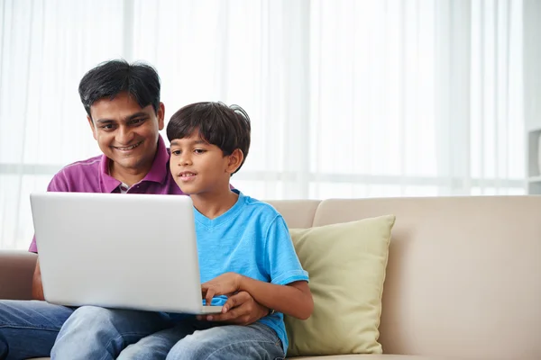 Kid and his father working on laptop — Stock Photo, Image