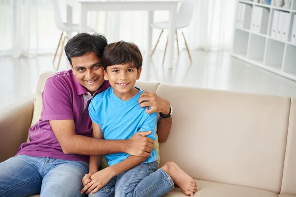 Man knuffelen zijn preteen zoon — Stockfoto