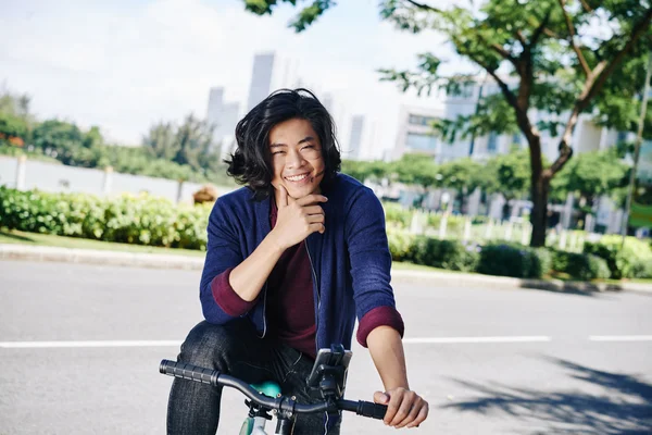 Člověk se těší na kole v městě — Stock fotografie