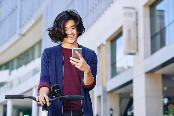 Hombre con mensaje de lectura de bicicleta — Foto de Stock