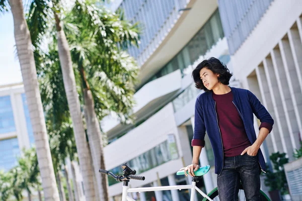 Uomo elegante con bicicletta — Foto Stock