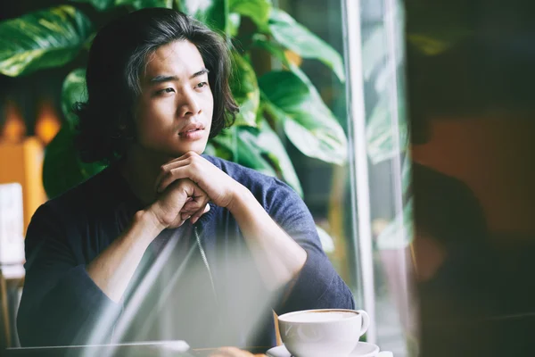 Hombre guapo sentado en la cafetería — Foto de Stock