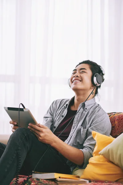 Homem em fones de ouvido apreciando música — Fotografia de Stock