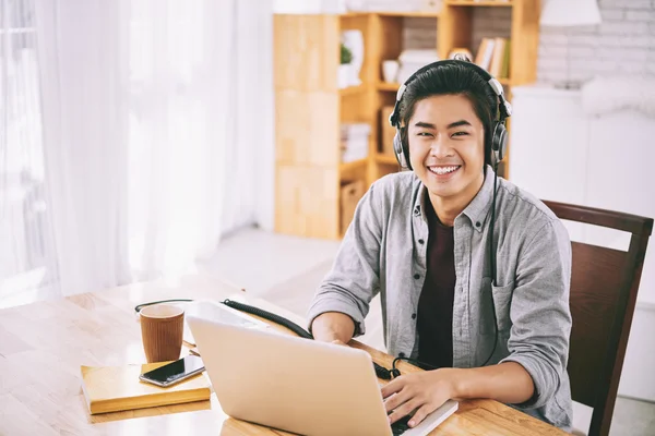 Estudiante en auriculares trabajando en portátil —  Fotos de Stock