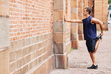 sokakta egzersiz erkek atlet