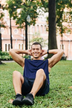 açık havada egzersizi yapan erkek