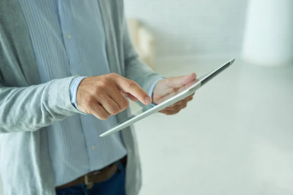 Handen van persoon met behulp van digitale tablet — Stockfoto