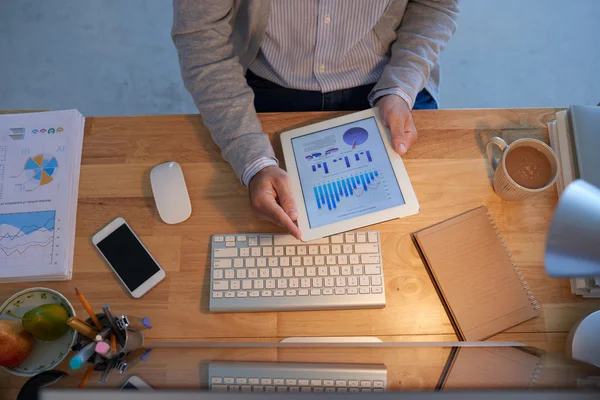 Business person working on financial report — Stock Photo, Image