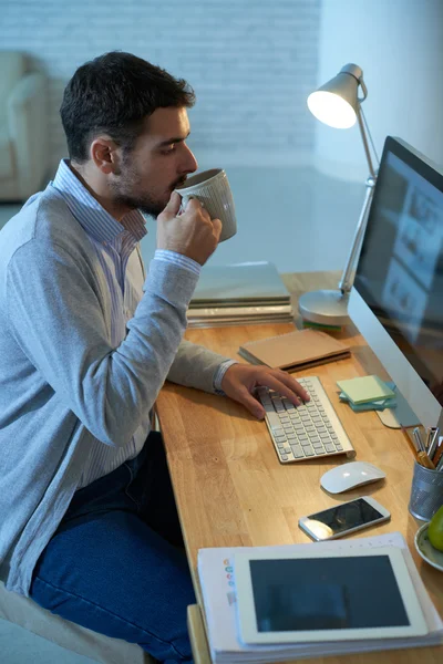 Affärsman läsa information på datorn — Stockfoto