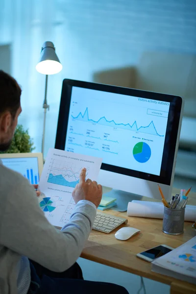 Working businessman at computer — Stock Photo, Image