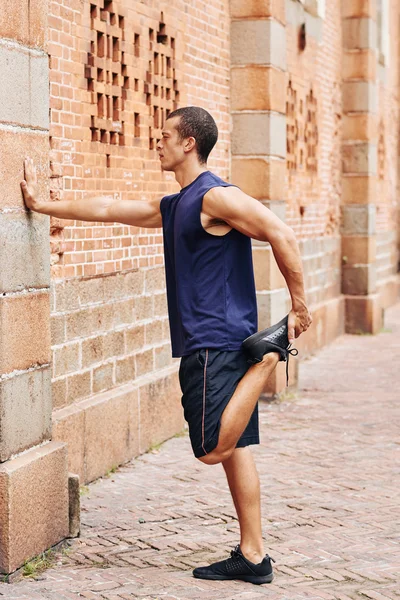 Adam bacaklarını açıyor.