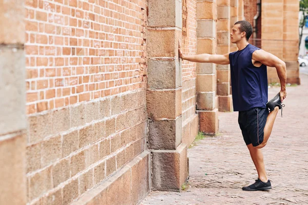 Mannelijke atleet uitoefenen in de straat — Stockfoto