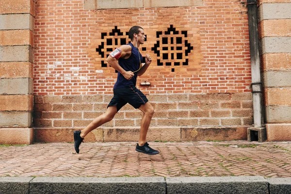 Zijaanzicht van lopende sportman — Stockfoto