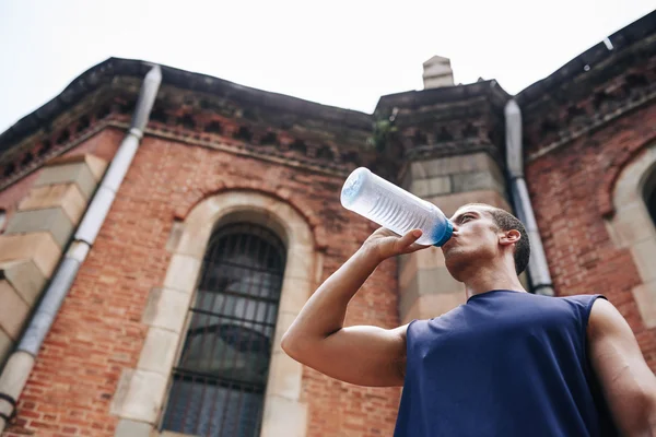 Drinkwater van de mens na de training — Stockfoto