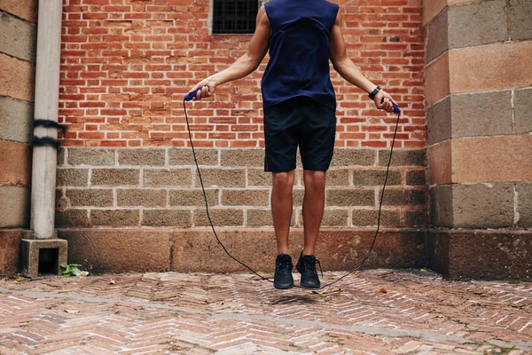 Saltar deportista al aire libre — Foto de Stock