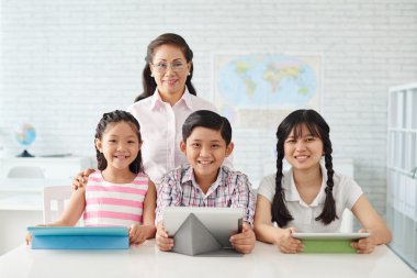 öğrenciler ve öğretmen sınıfta