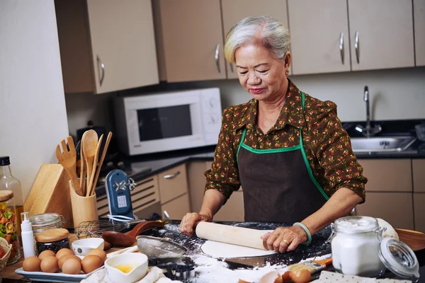 쿠키 반죽에 밖으로 압 연 하는 여자 — 스톡 사진