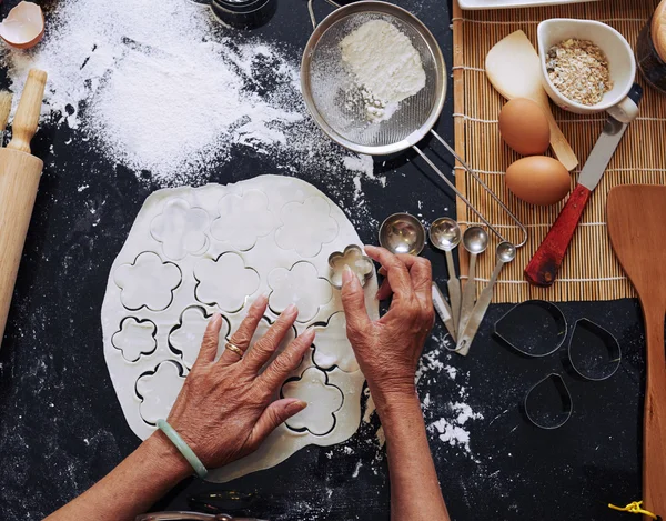 Housewife making flower cookies — Stock Photo, Image