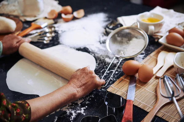 Woman cooking pie at home — Stock Photo, Image