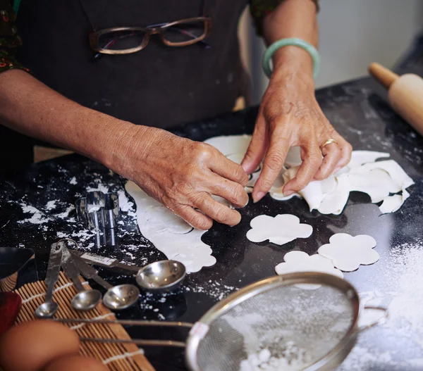 Housewife making delicious cookies — Stock Photo, Image