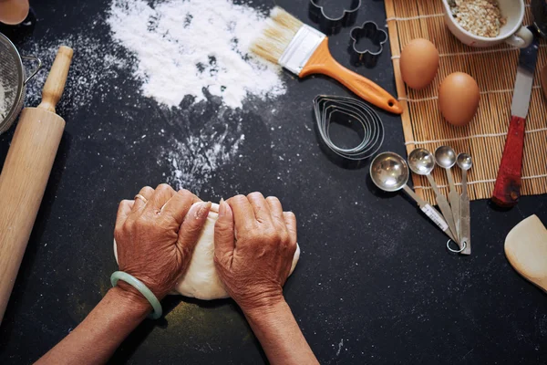 Mãos de mulher amassando massa de farinha — Fotografia de Stock