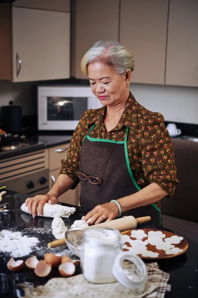 Kadın lezzetli çörekler yapma — Stok fotoğraf