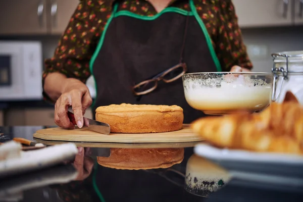 女性とクリームのケーキをカバーする準備ができて — ストック写真