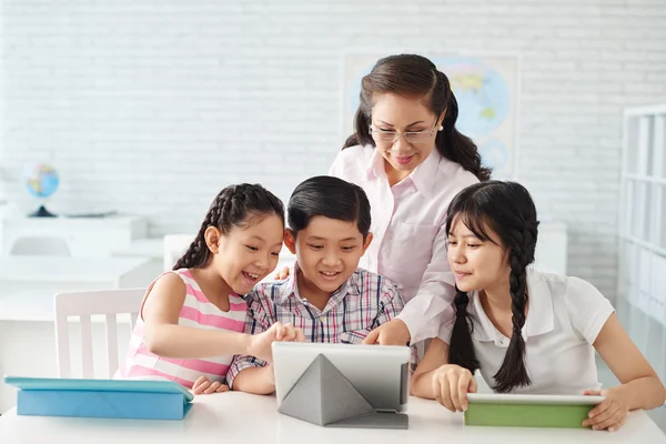 Escolares e professores que trabalham com tablet — Fotografia de Stock