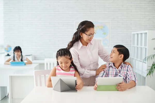 Leraar ondersteunende schooljongen — Stockfoto