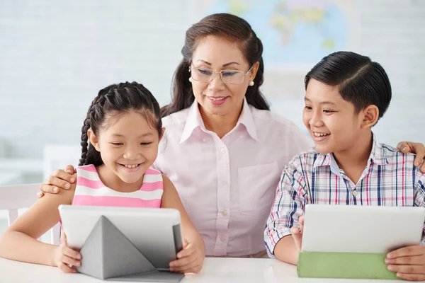 Anak-anak memiliki pelajaran dengan komputer tablet — Stok Foto